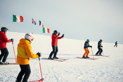 Modelli di insegnamento a confronto tra scuole di sci italiane ed europee. Verranno approfondite le differenze tra i metodi di formazione adottati nello sci alpino nei principali paesi.