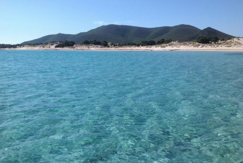 Cosa portare a bordo: checklist per una crociera in yacht estiva in Sardegna